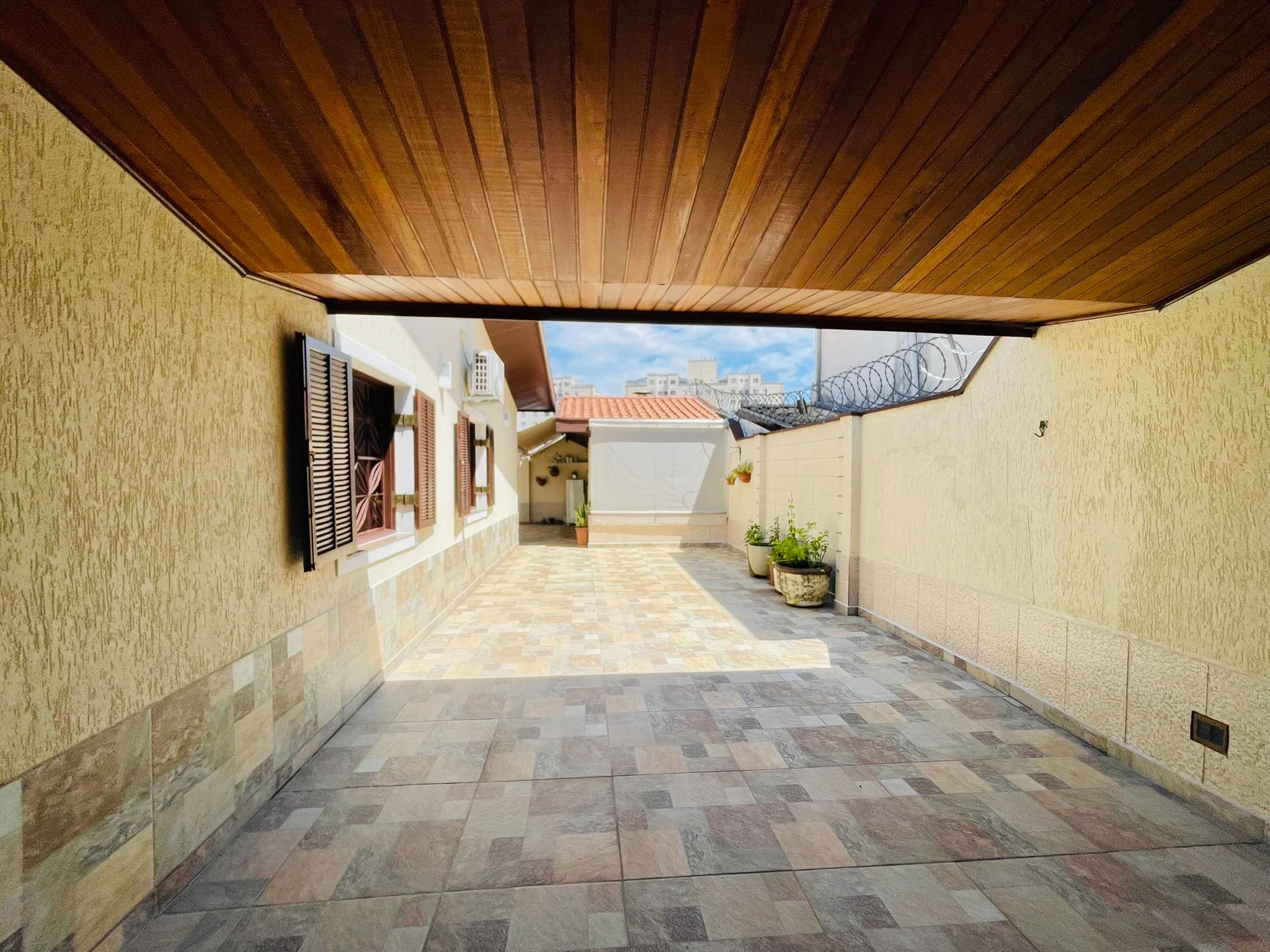 Casa à venda com 5 dormitórios no bairro Esplanada Independência em Taubaté/SP. 