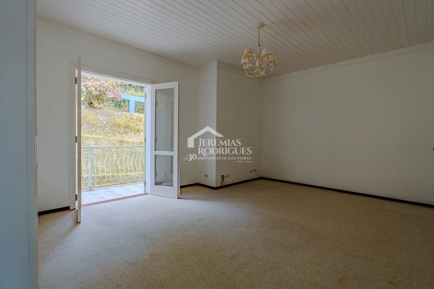 Casa para venda com 5 suítes no Condomínio Jardim Véu da Noiva em Campos do Jordão/SP