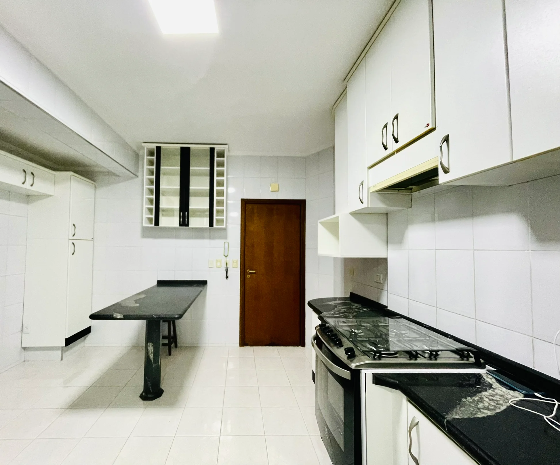 Apartamento para venda com 5 dormitórios no Edifício Olimpia em Taubaté/SP. 