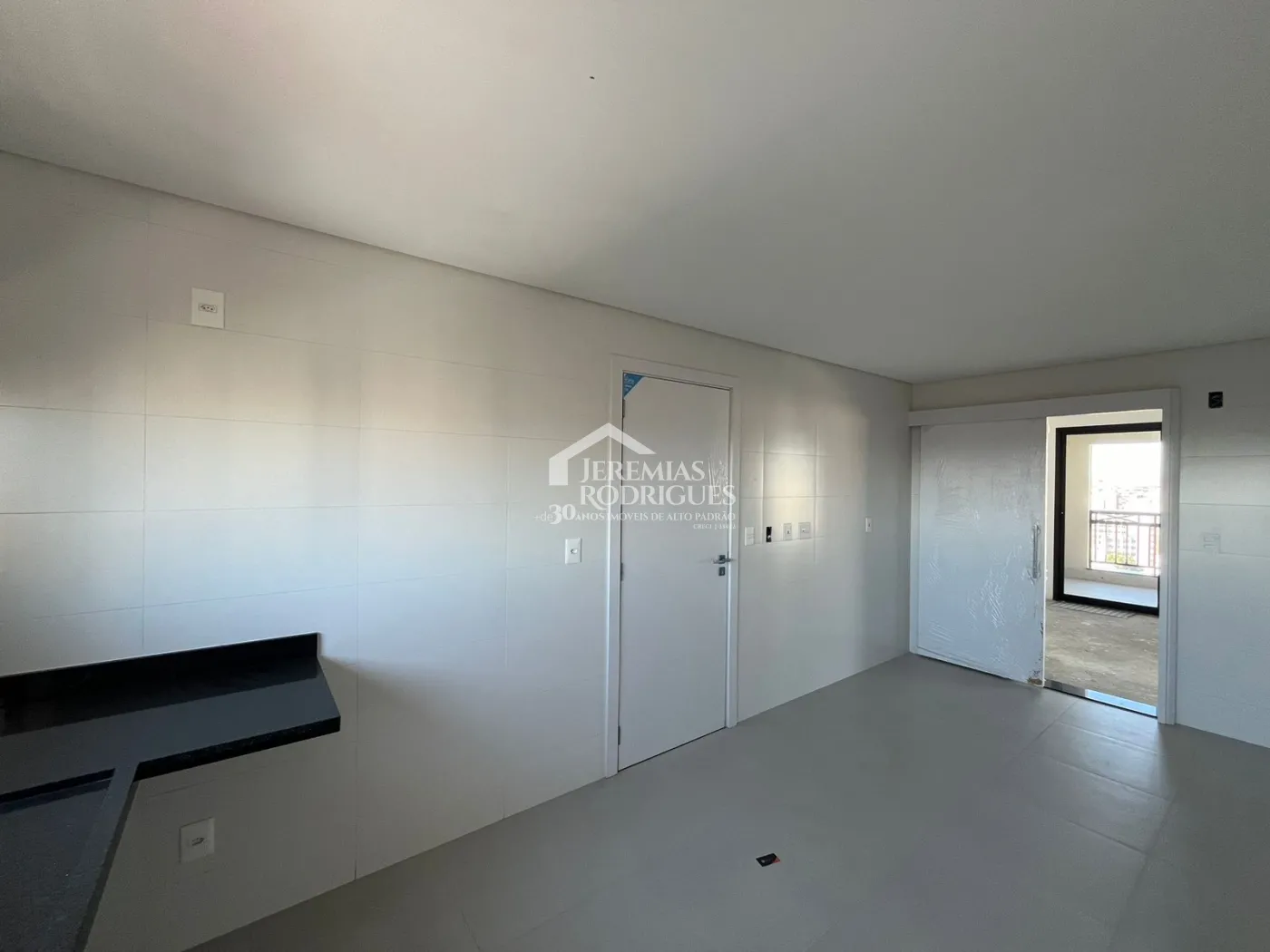 Apartamento à venda com 3 suítes, 211 m² no Edifício Europa em Taubaté/SP