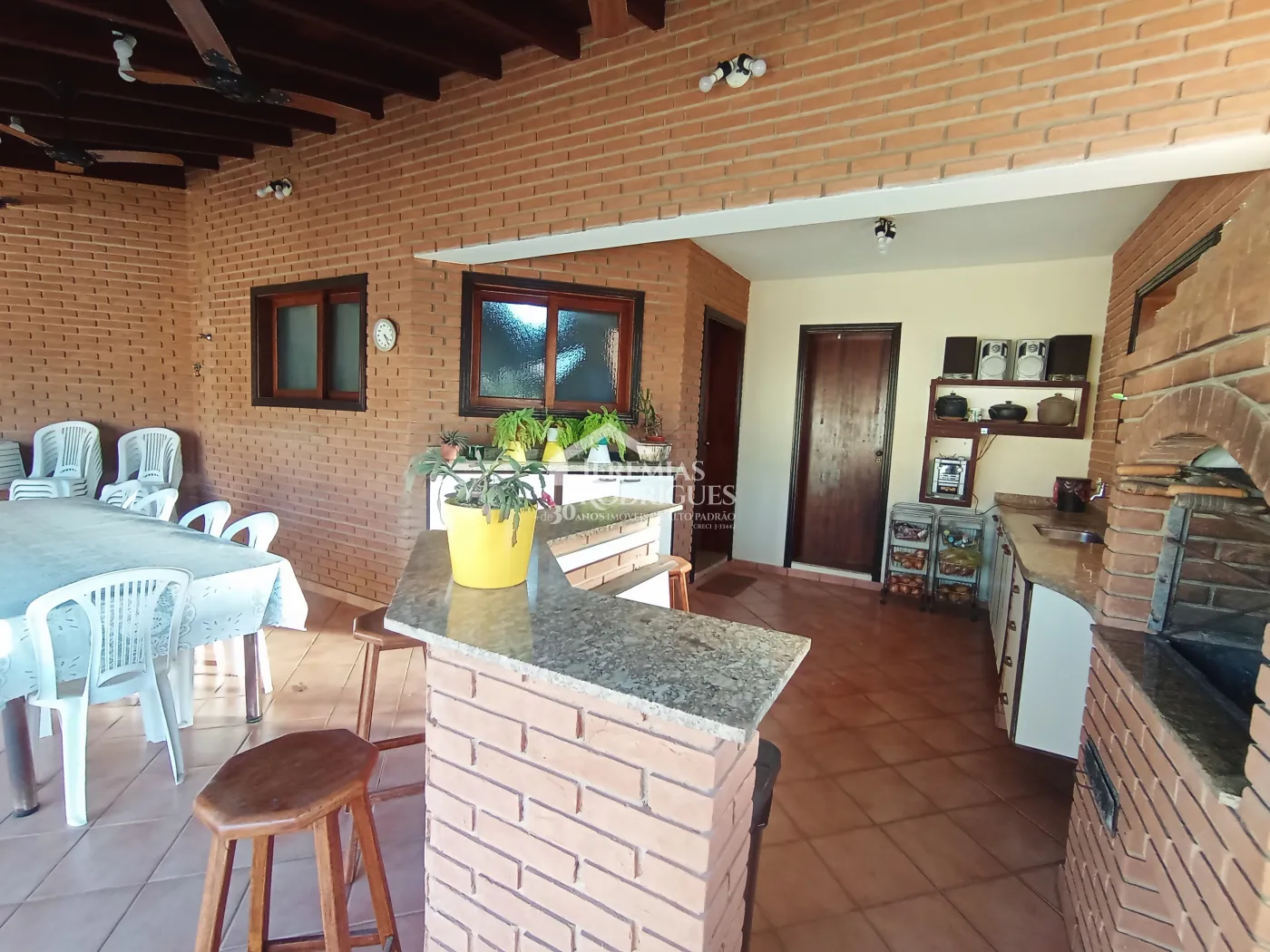 Casa à venda com 4 dormitórios no Condomínio Village Paineiras em Pindamonhangaba/SP.