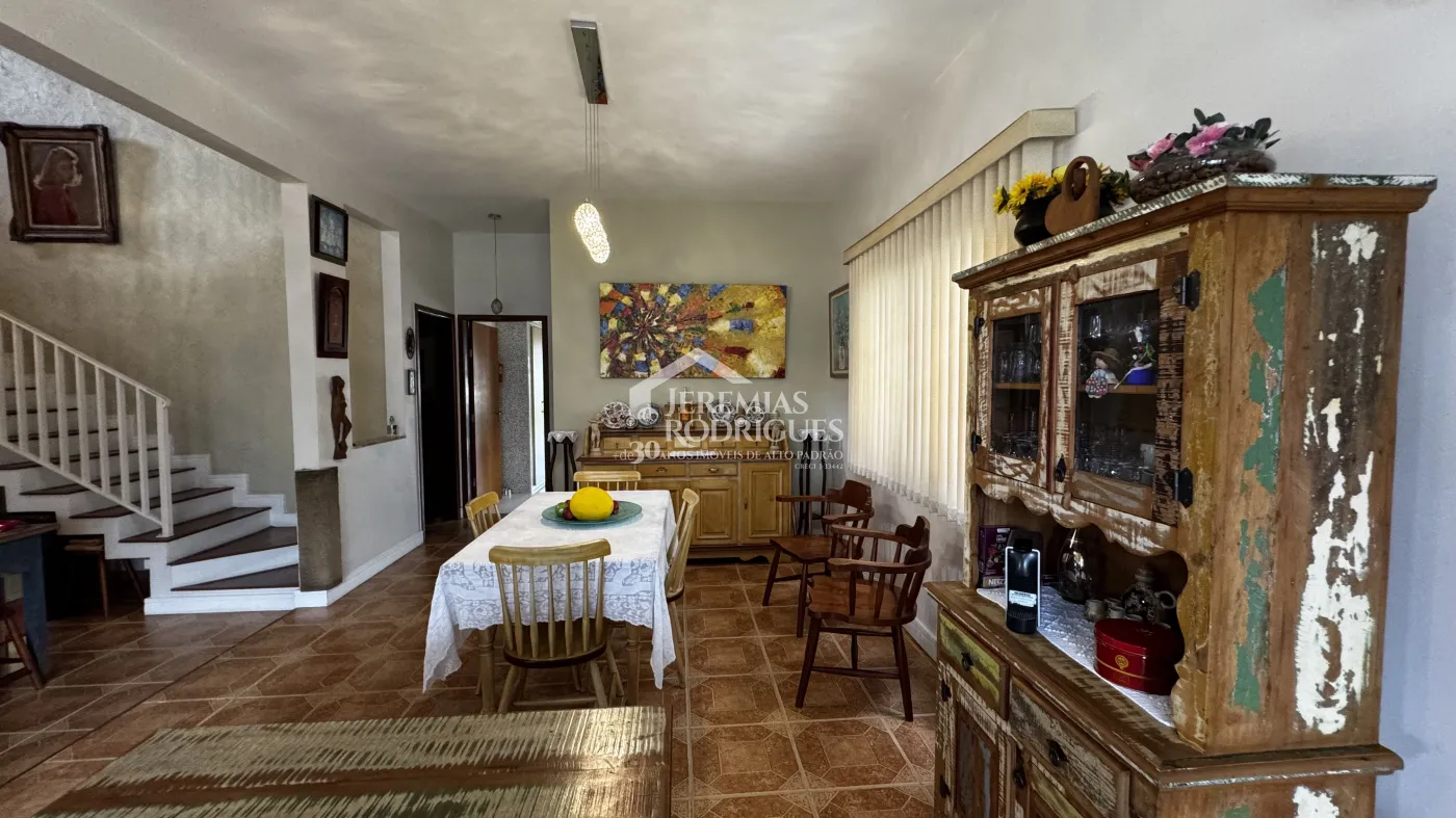 Casa assobradada à venda com 4 dormitórios no Condomínio Jardim das Hortênsias em Taubaté/SP.