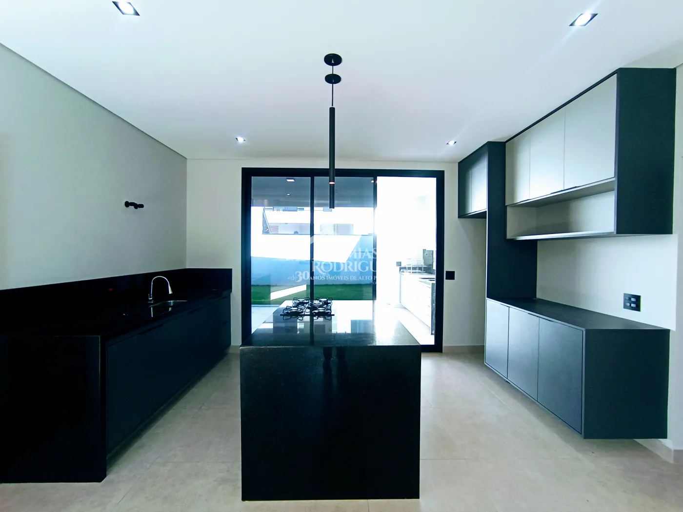 Casa para venda e locação com 3 dormitórios no Condomínio Campos do Conde II - Chambord em Tremembé/SP