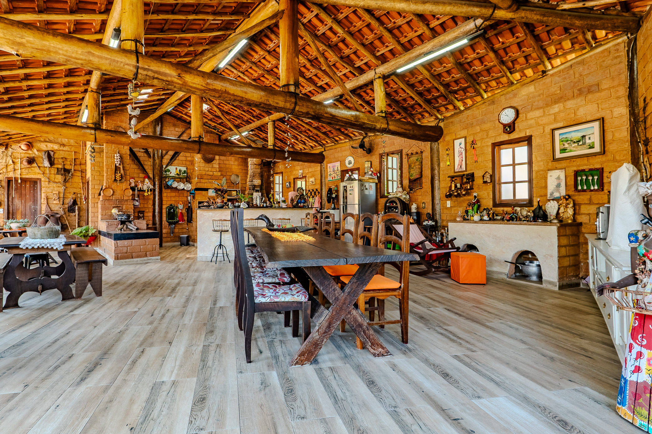 Casa à venda com 4 dormitórios no Condomínio Village Paineiras em Pindamonhangaba/SP.