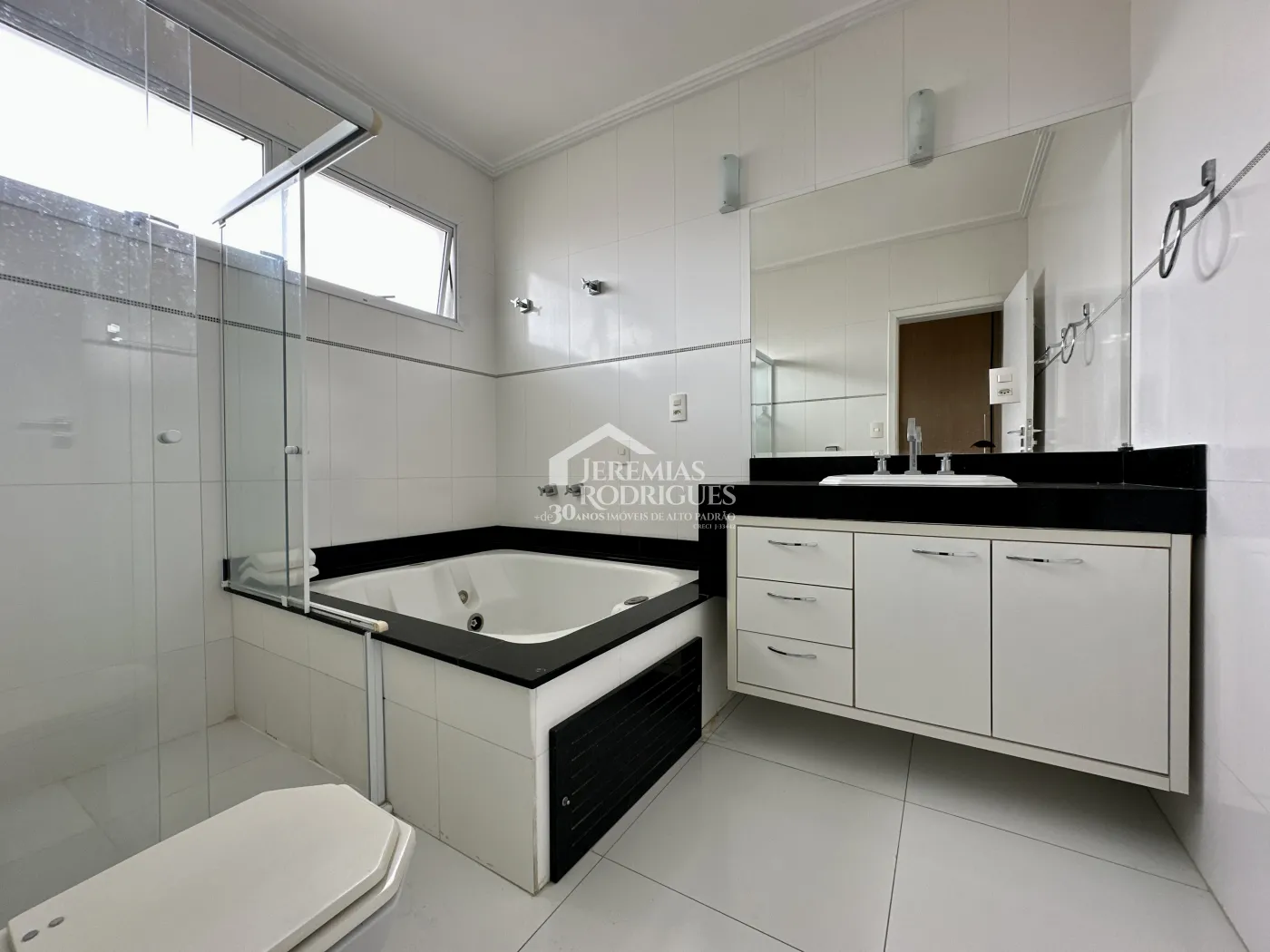 Casa para venda e locação com 4 suítes no Condomínio Campos do Conde II em Tremembé/SP