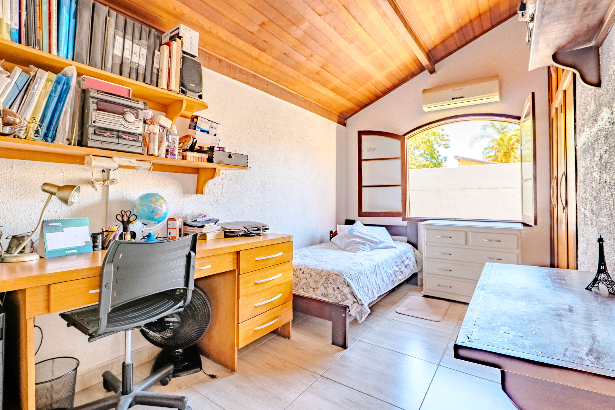 Casa à venda com 4 dormitórios no Condomínio Village Paineiras em Pindamonhangaba/SP.