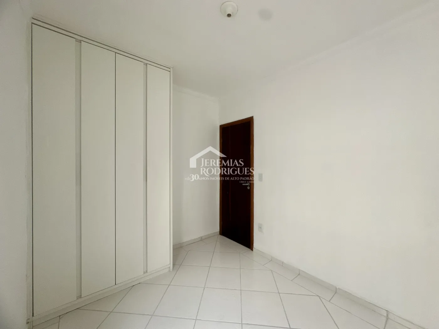 Casa para venda e locação com 4 dormitórios no Condomínio Alto dos Pinheiros em Taubaté/SP.