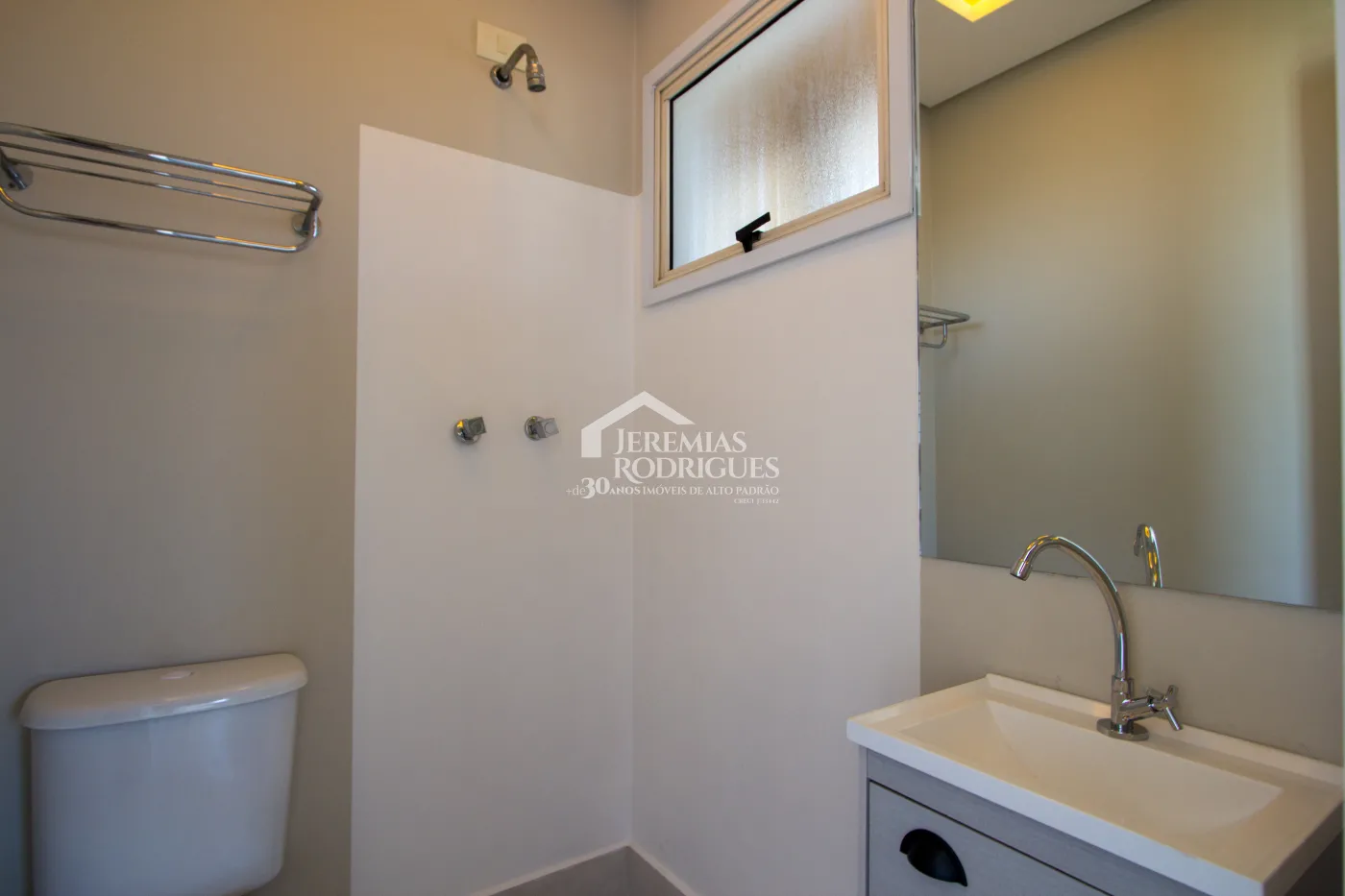 Apartamento à venda com 3 suítes, 274 m² no Edifício Milão em Taubaté/SP.
