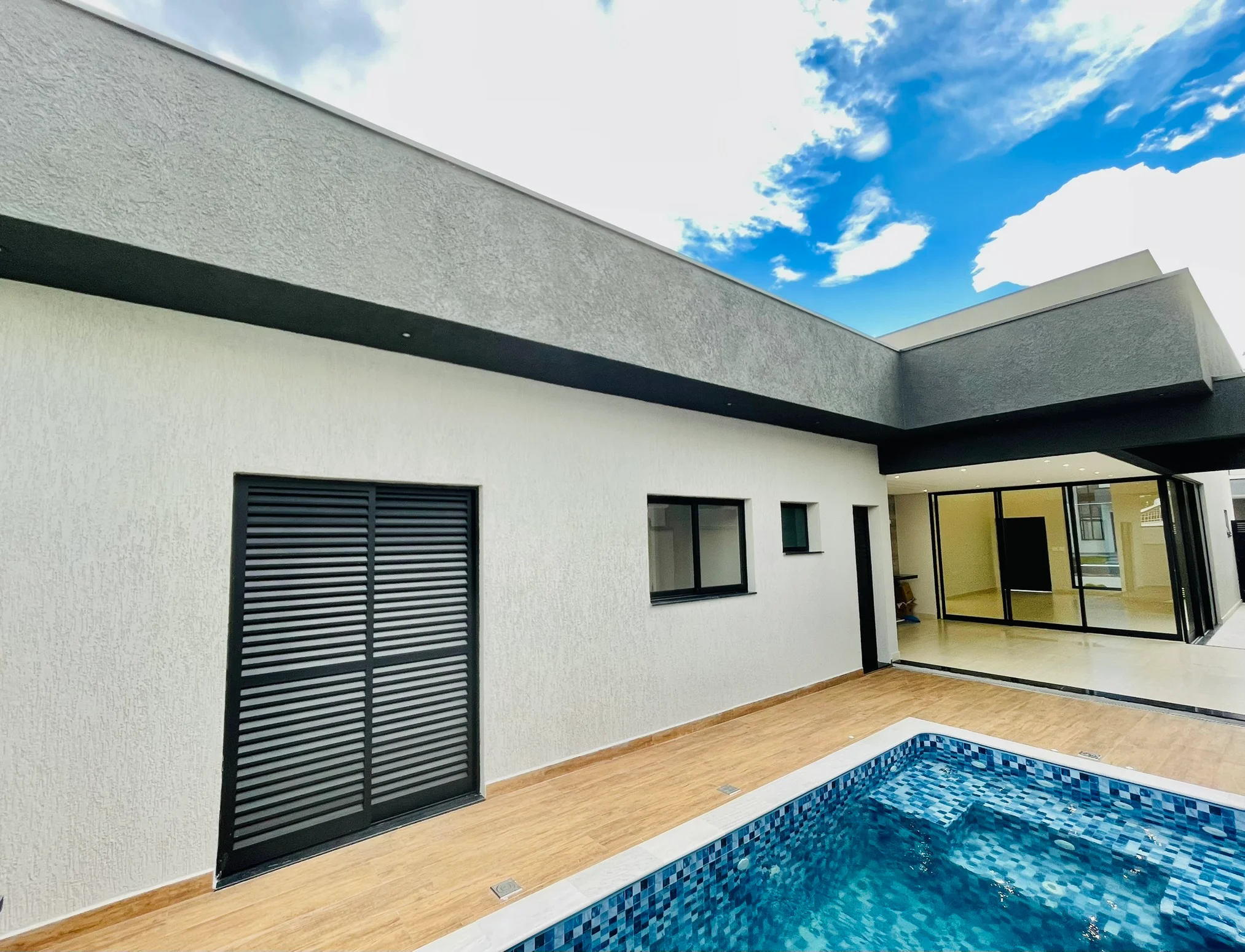 Casa à venda com 3 suítes no Condomínio Ouro Ville em Taubaté/SP. 