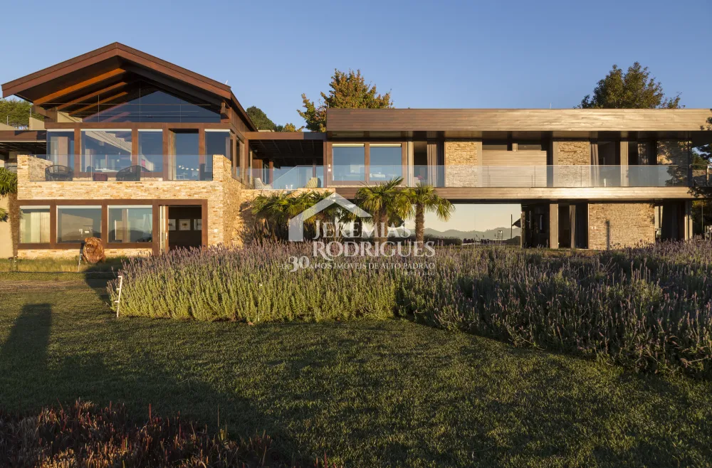 Mansão à venda no Condomínio Pedra do Fogo em Campos do Jordão/SP. 
