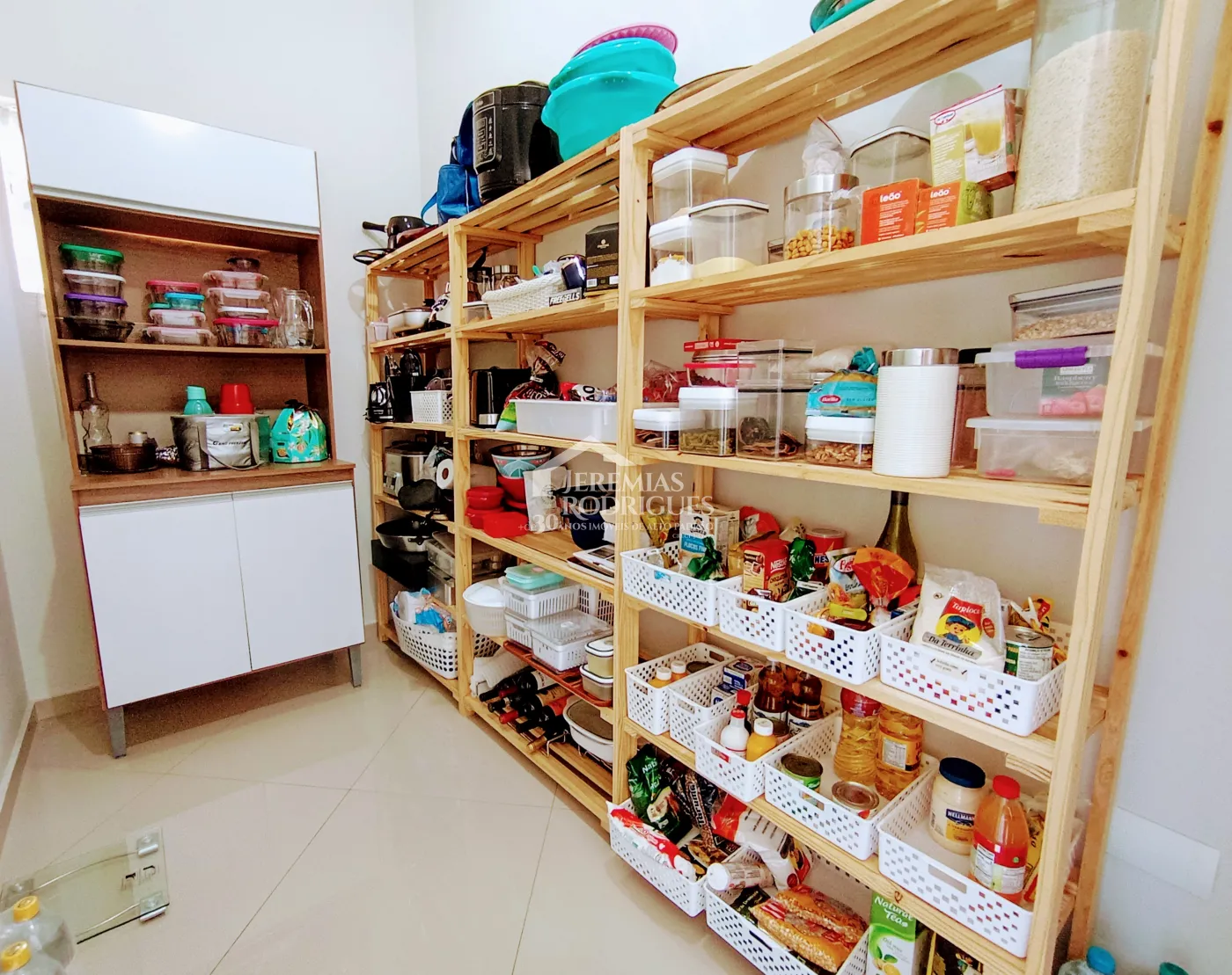 Casa à venda com 3 suítes no Condomínio Reserva dos Lagos em Pindamonhangaba/SP.