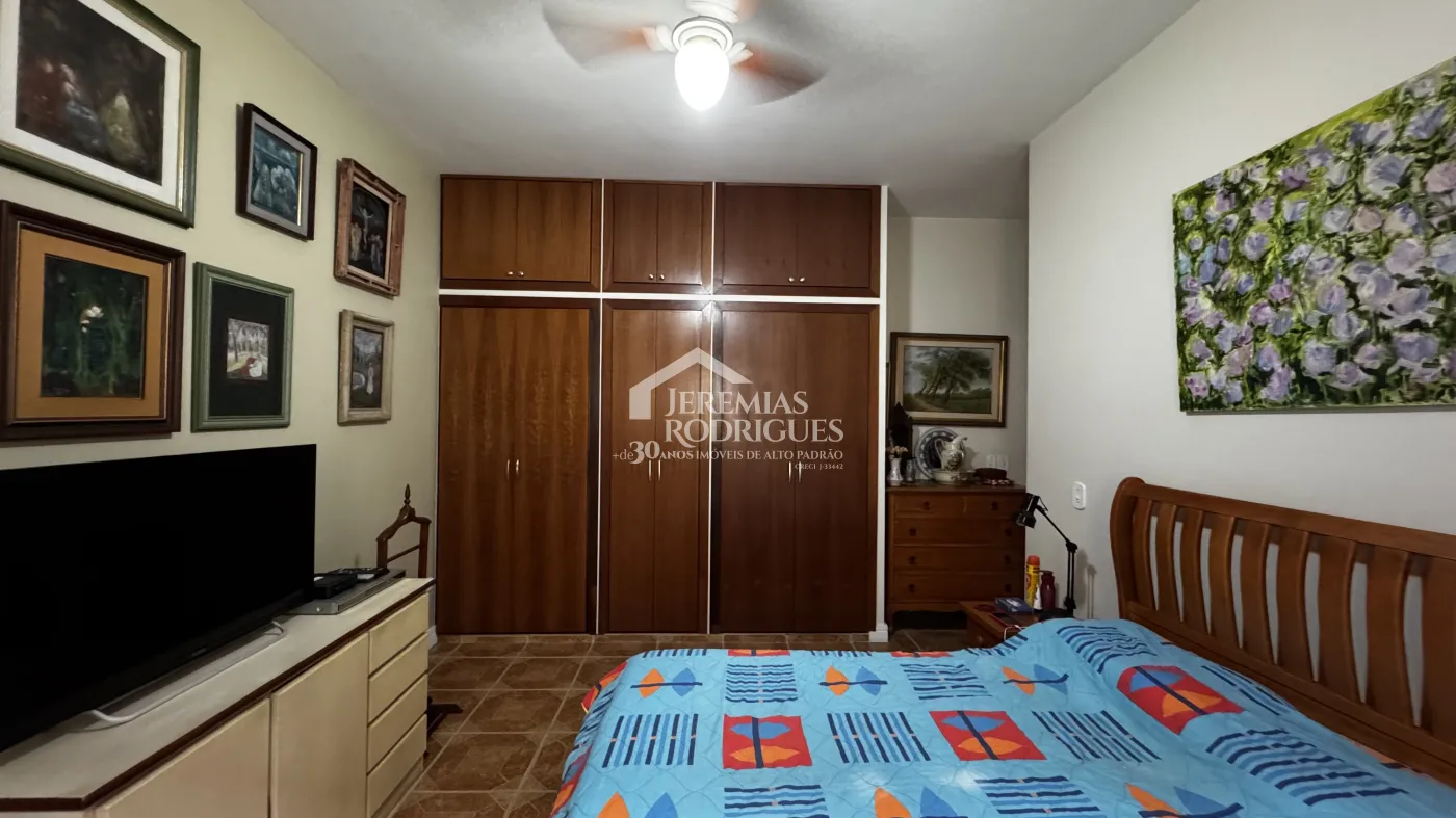 Casa assobradada à venda com 4 dormitórios no Condomínio Jardim das Hortênsias em Taubaté/SP.