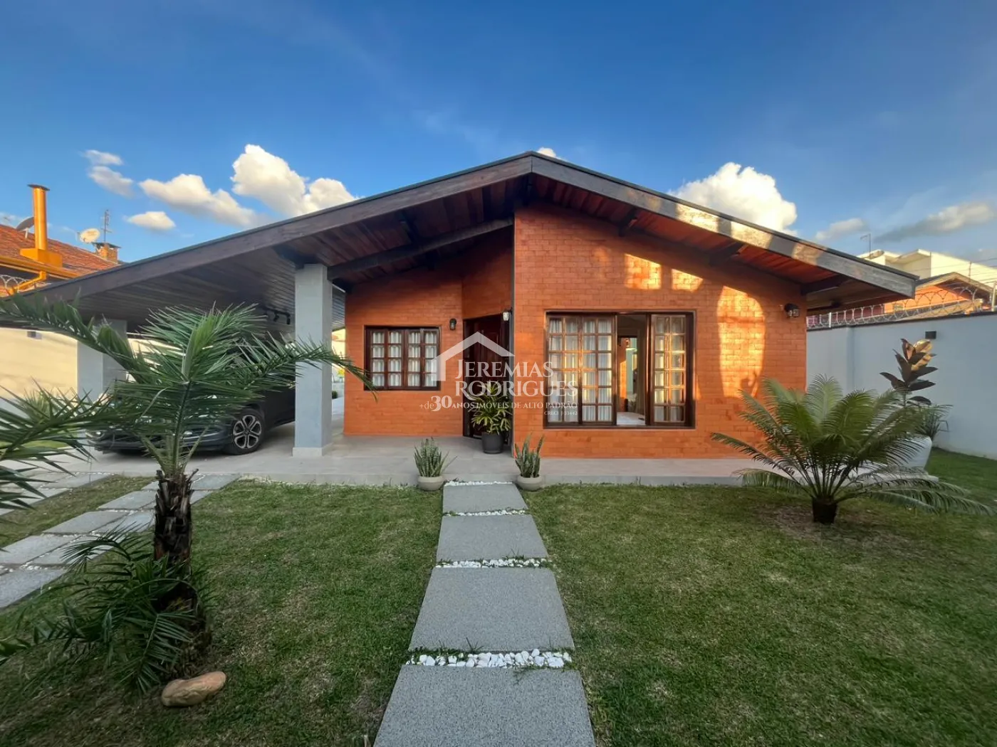 Casa à venda com 2 suítes no bairro Quiririm em Taubaté/SP.