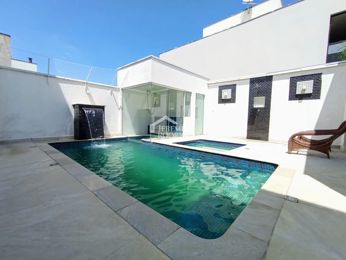 Casa assobradada com 3 suítes - Condomínio Jardim Oásis - Taubaté/SP.
