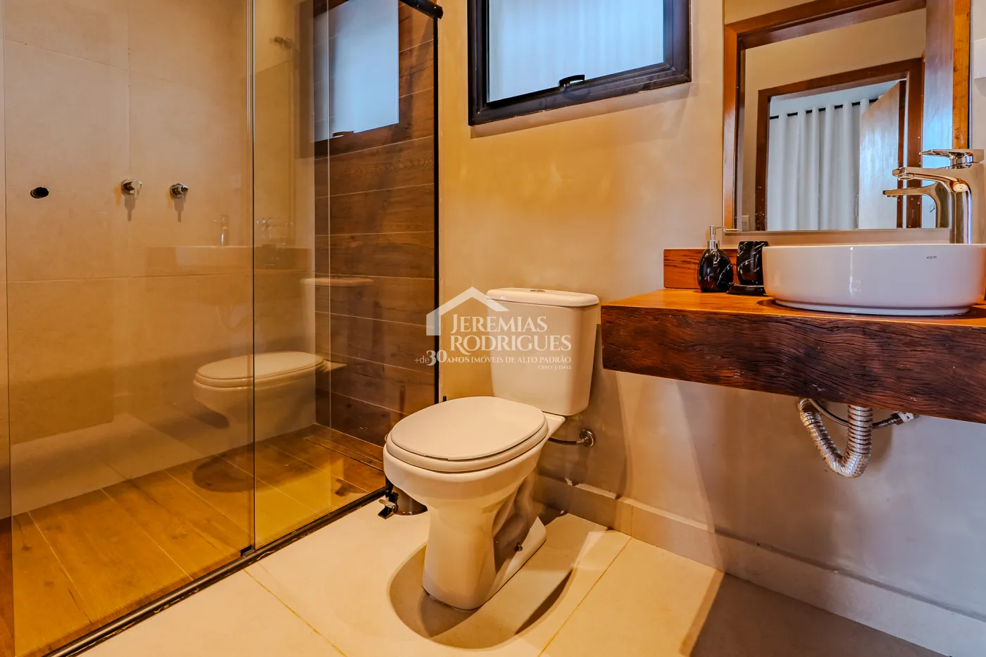 Casa à venda térrea com 2 suítes no Condomínio Parque da Mantiqueira em Santo Antônio do Pinhal/SP.