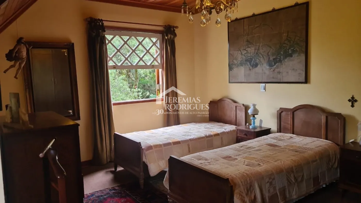 Casa à venda com 4 suítes no bairro Descansópolis em Campos do Jordão/SP.