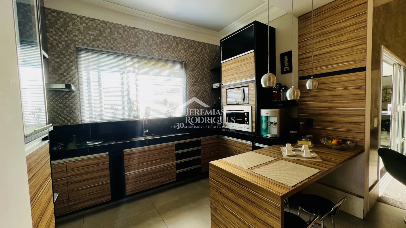 Casa à venda com 3 suítes no Condomínio Campos do Conde II Chambord em Tremembé/SP