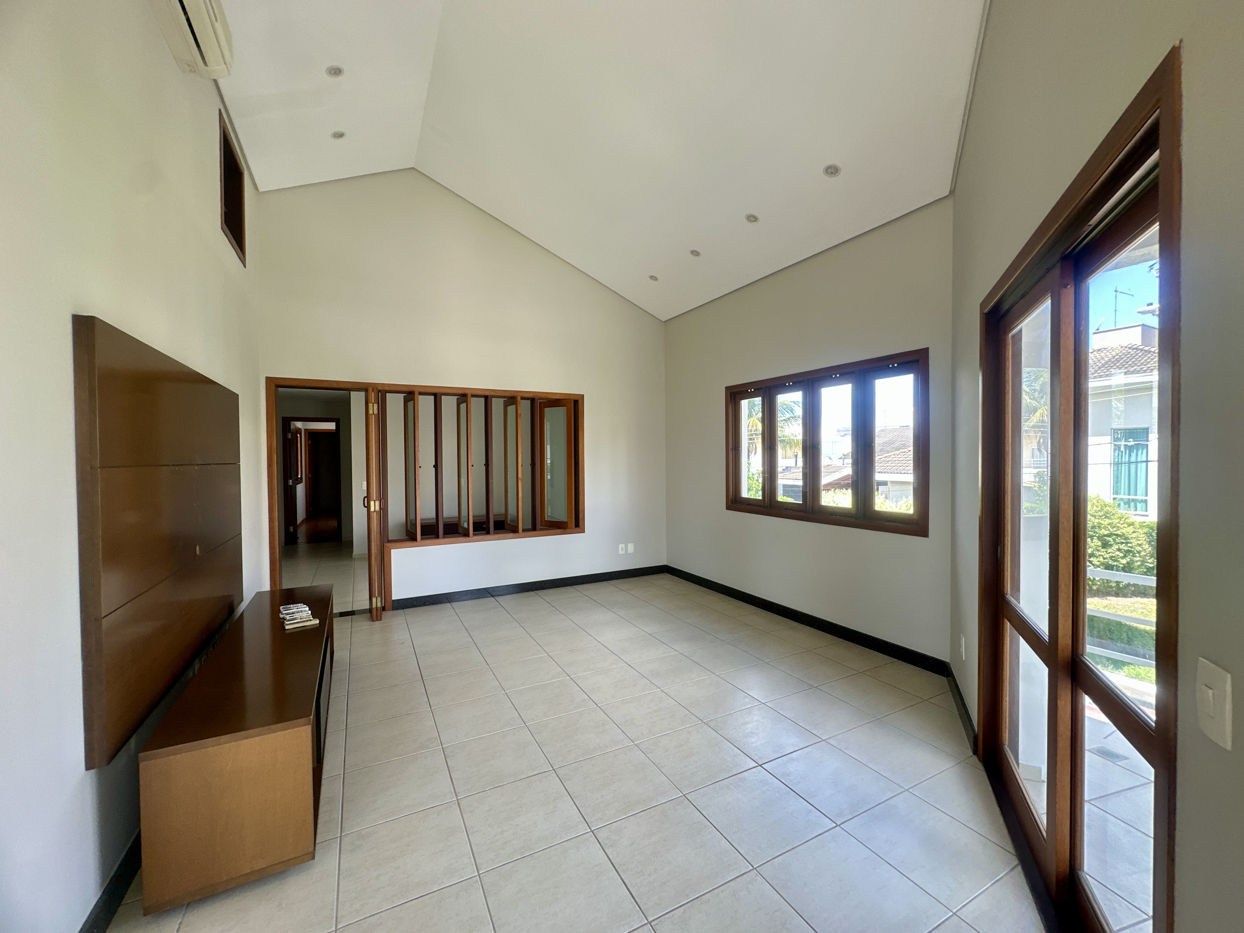 Casa para locação com 3 suítes no Condomínio Taubaté Village em Taubaté/SP. 