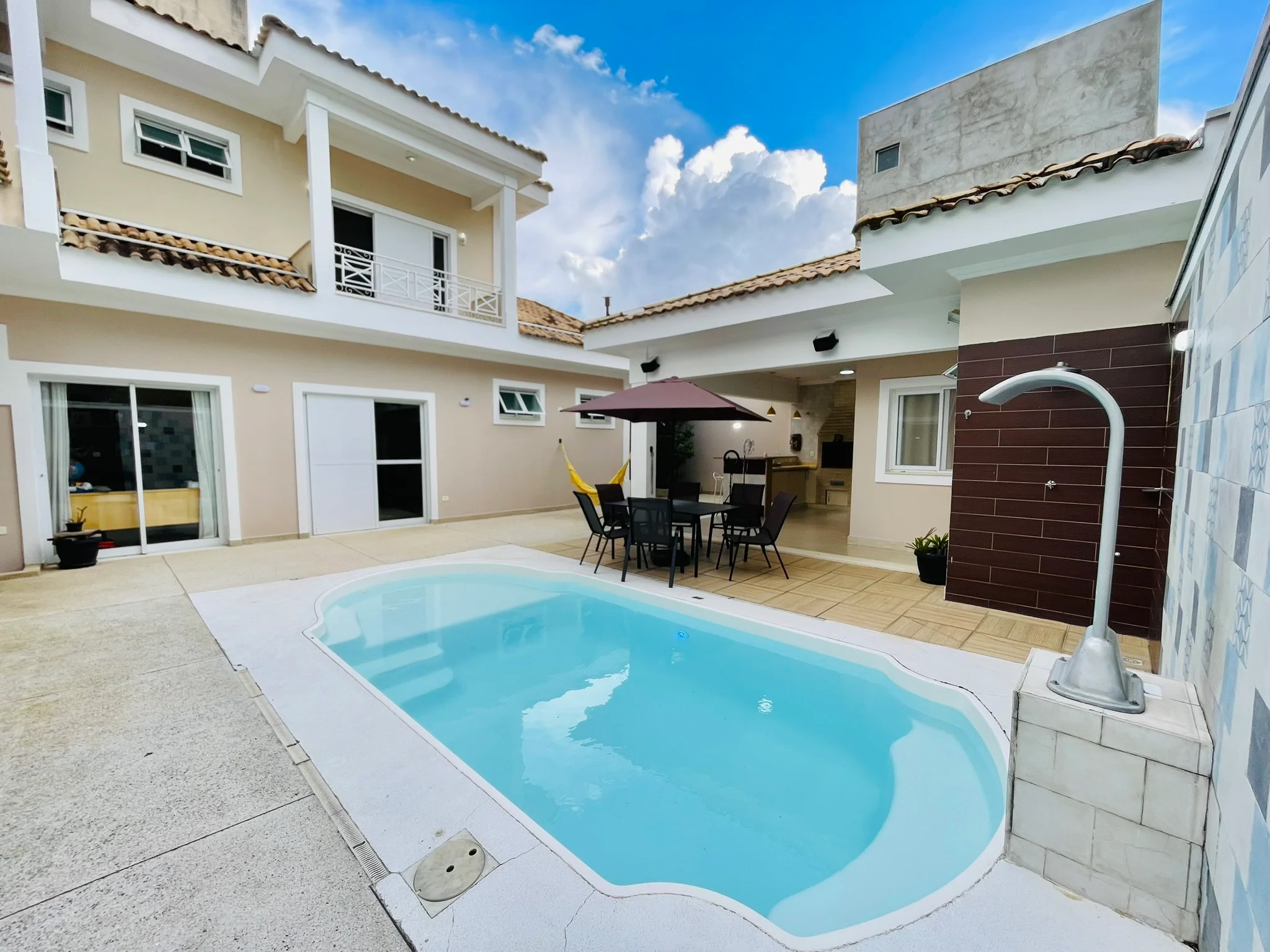 Casa à venda com 4 dormitórios no Condomínio Jardim Oásis em Taubaté/SP. 