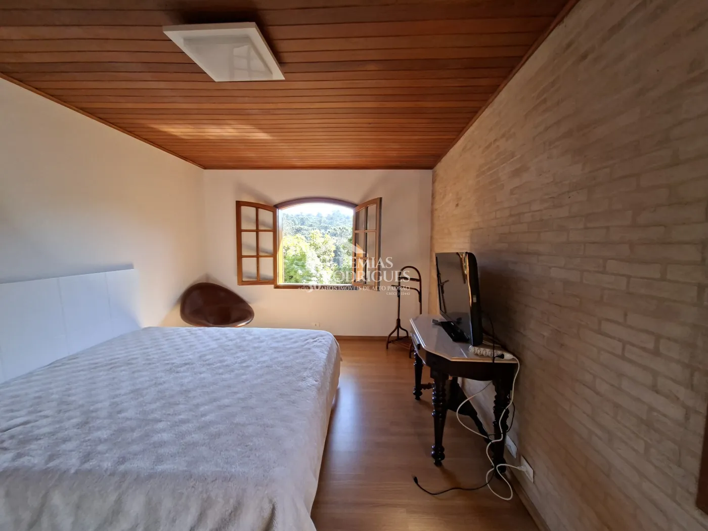 Casa à venda com 4 dormitórios no Condomínio Jardim Véu da Noiva em Campos do Jordão/SP.