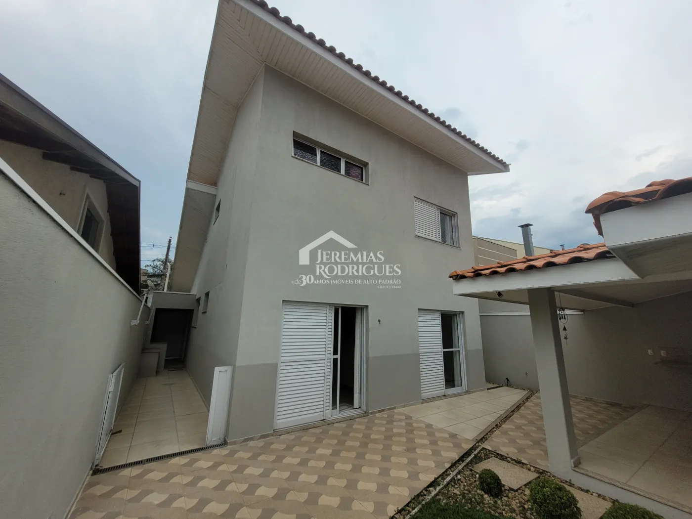 Casa para venda e locação com 3 dormitórios no Condomínio Campos do Conde I em Tremembé/SP