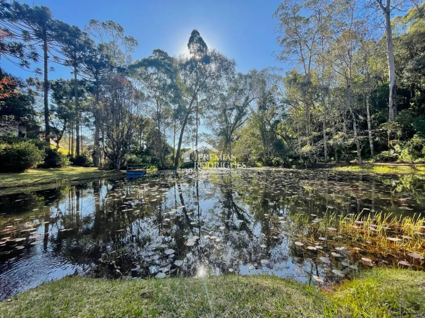 Terreno à venda com 1.068,58 m² no Condomínio Reserva Figueiredo em Campos do Jordão/SP.