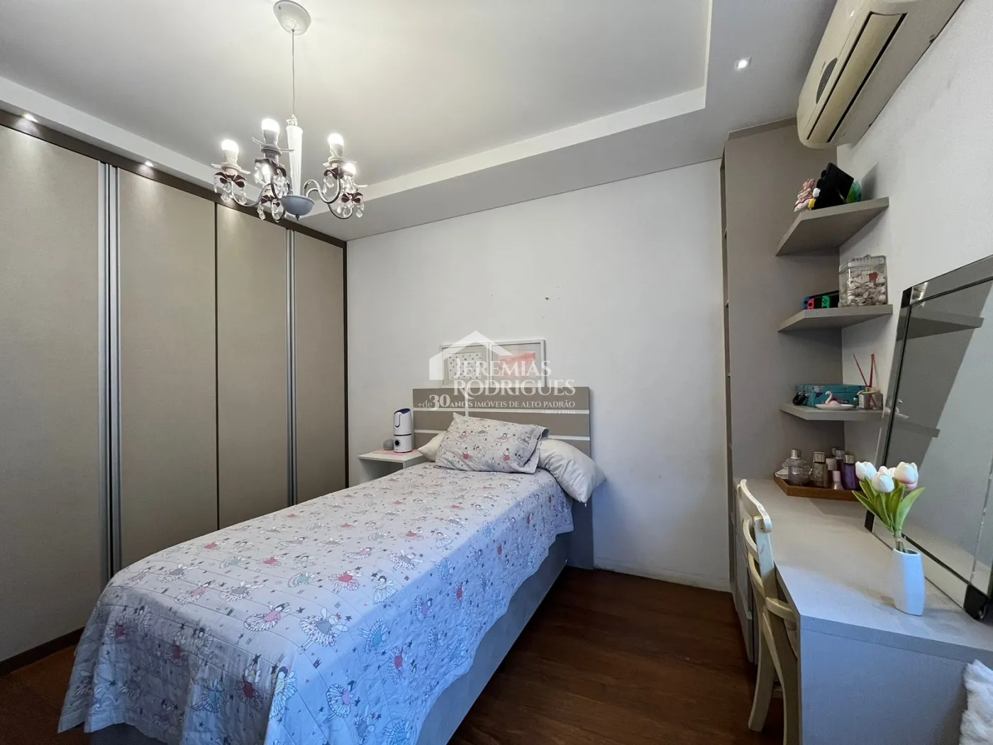 Casa assobradada à venda com 4 dormitórios no Condomínio Residencial Eldorado, em Tremembé/SP.