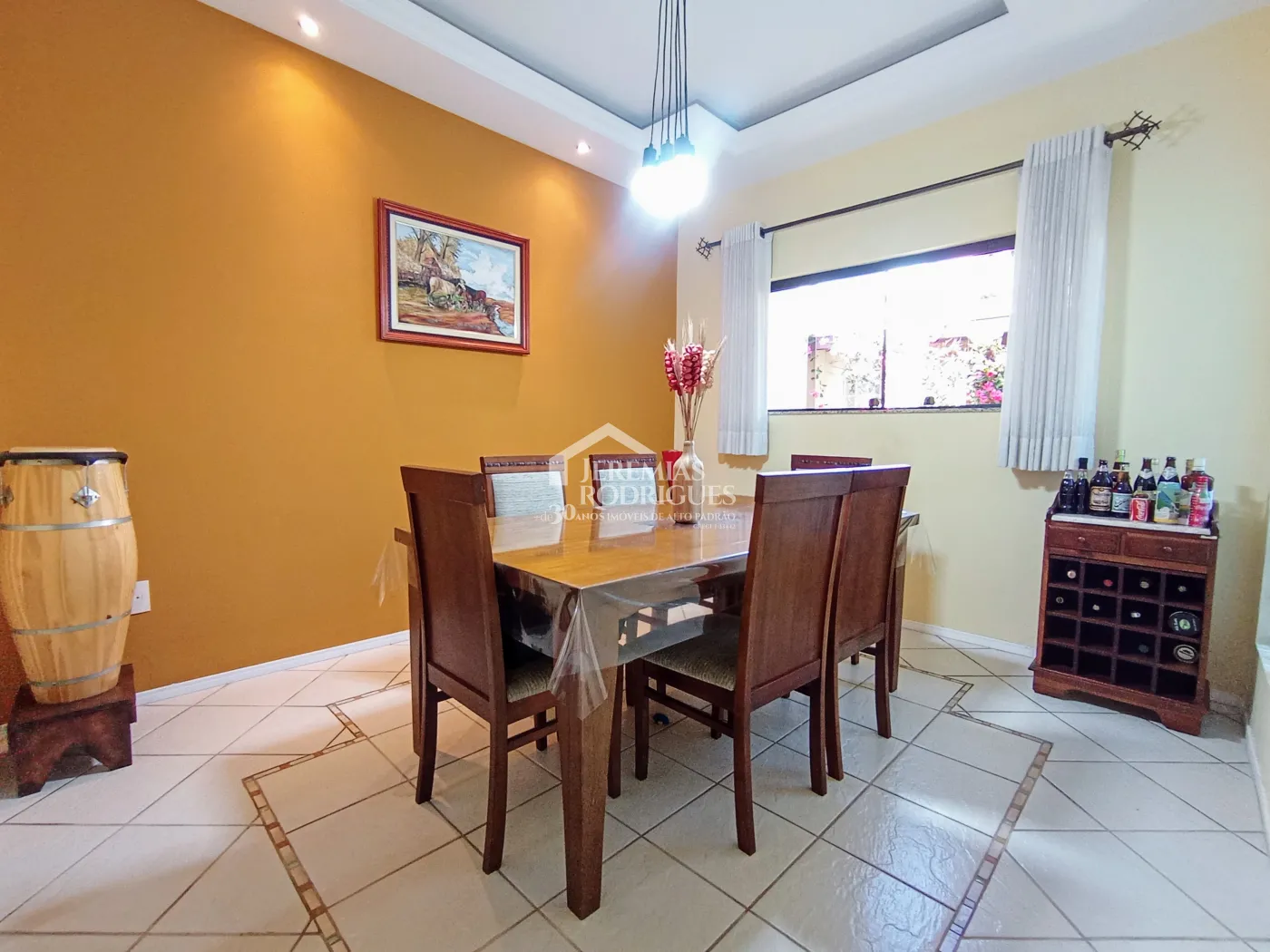 Casa assobradada à venda com 3 suítes no Condomínio Fortaleza em Taubaté/SP.