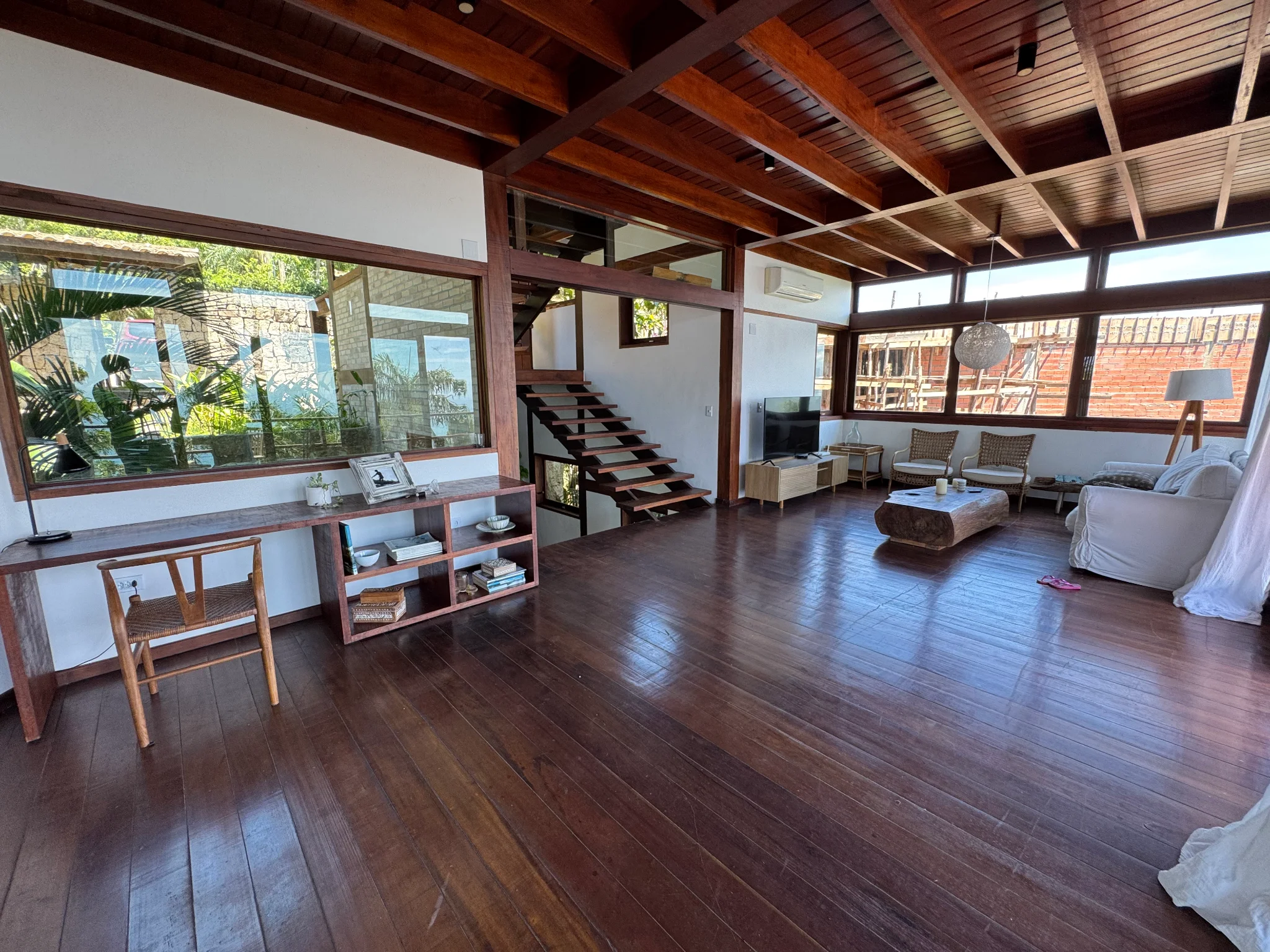 Casa à venda com 3 suítes no Condomínio Ponta das Toninhas em Ubatuba/SP. 