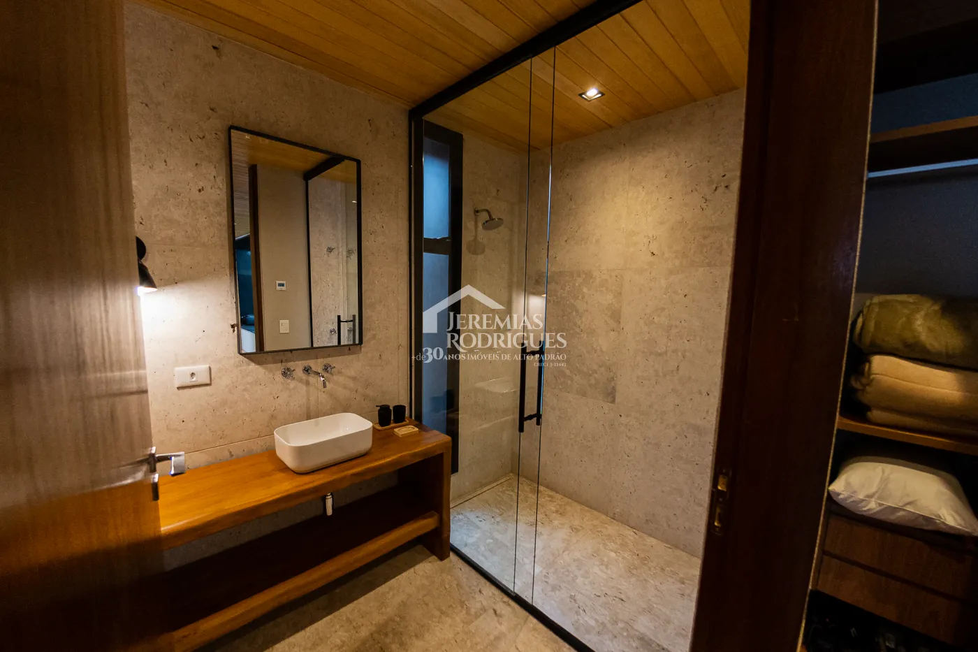 Casa com 5 quartos, 560 m²- Colinas Capivari - Campos do Jordão/SP