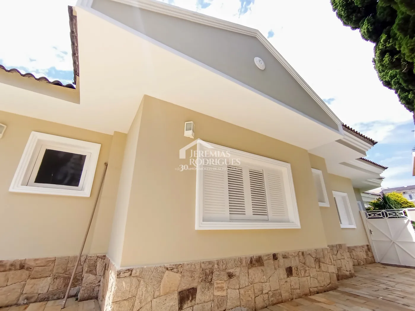 Casa para locação com 4 dormitórios no Condomínio Taubaté Village em Taubaté/SP.