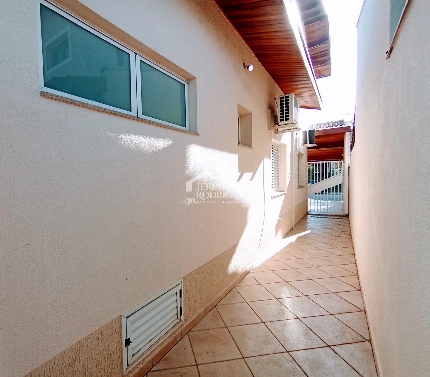 Casa à venda com 3 dormitórios no Condomínio Vale dos Príncipes em Taubaté/SP.