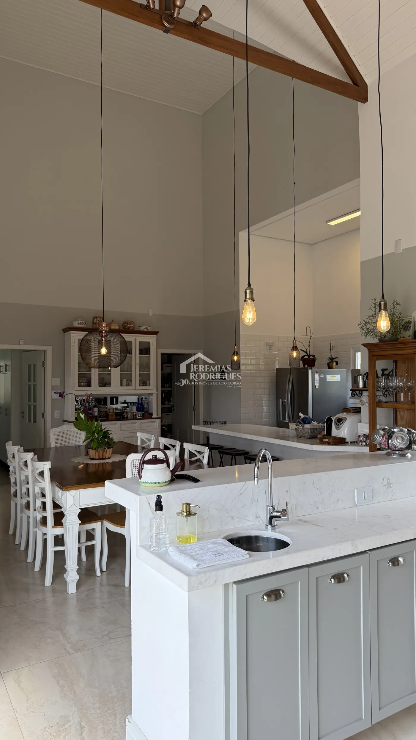 Casa à venda com 4 suítes no Condomínio Jardim Monte Belo em Campos do Jordão/SP.