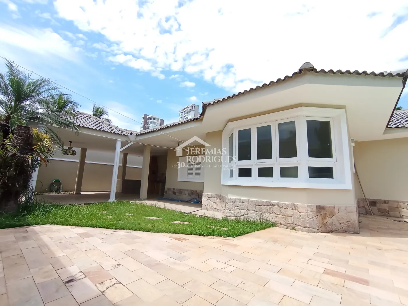 Casa para locação com 4 dormitórios no Condomínio Taubaté Village em Taubaté/SP.