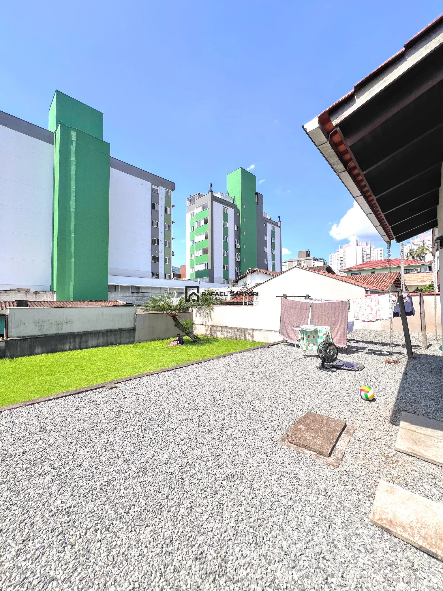 CASA COM AMPLO TERRENO BAIRRO NOVA BRASILIA 