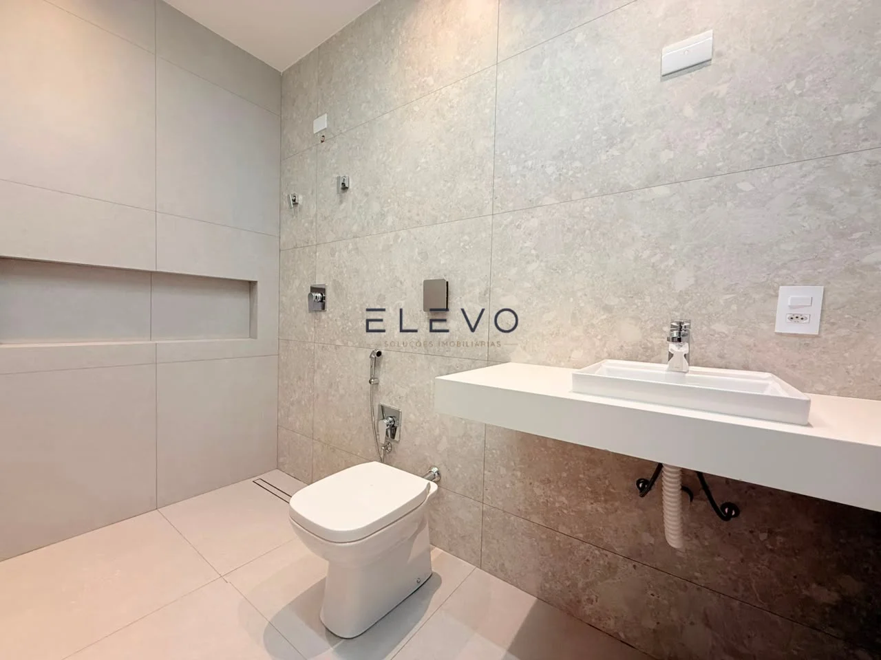 Casa Térrea à Venda no Condomínio Ouro Verde | 3 Suítes, Piscina e 237 m² em Sarandi-PR
