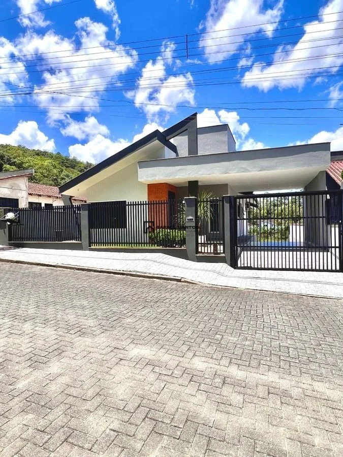 CASA COM 03 QUARTOS NO INICIO DE GUARAMIRIM