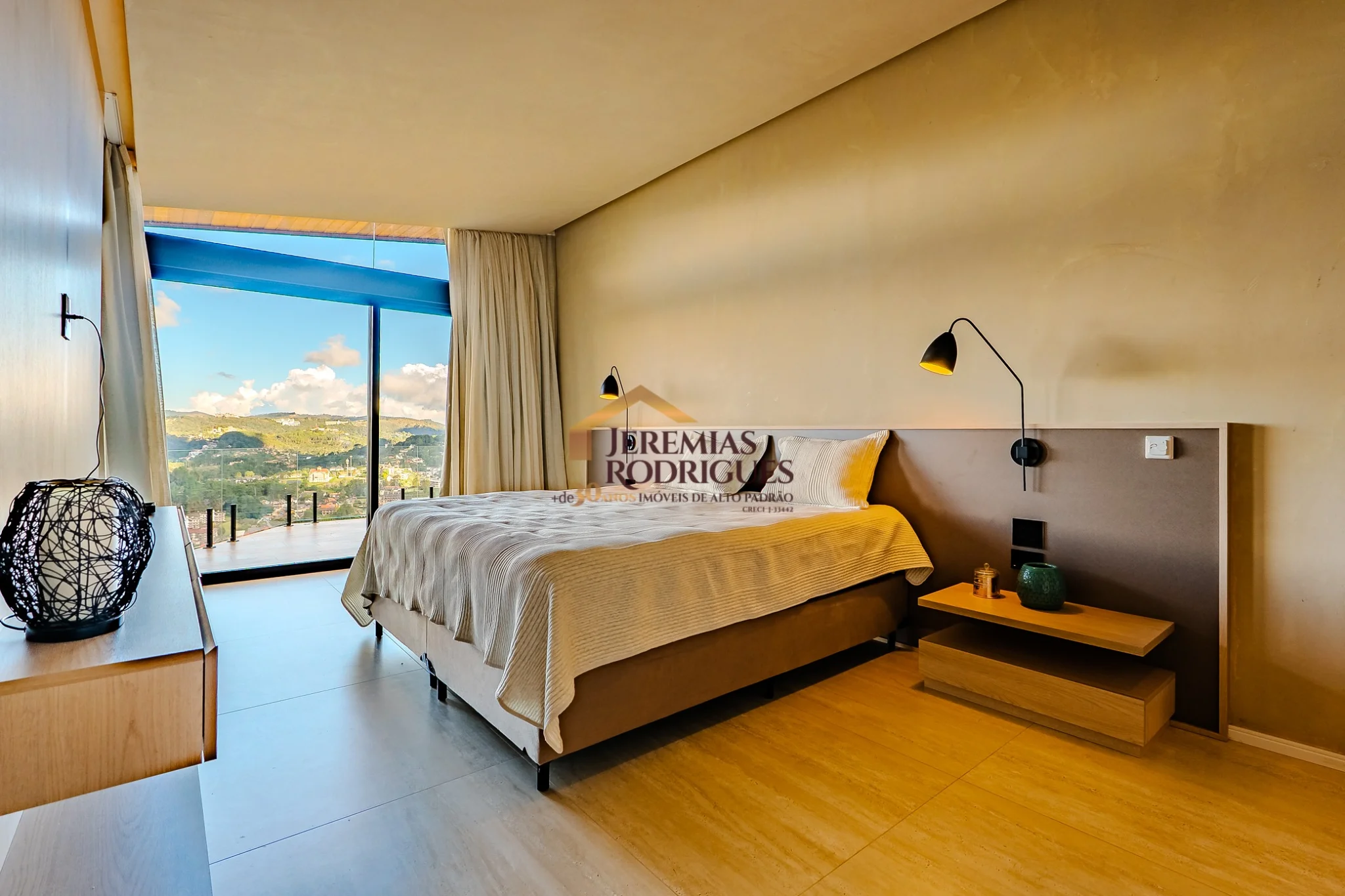 Casa toda mobiliada à venda no Bairro Atalaia em Campos do Jordão/SP.