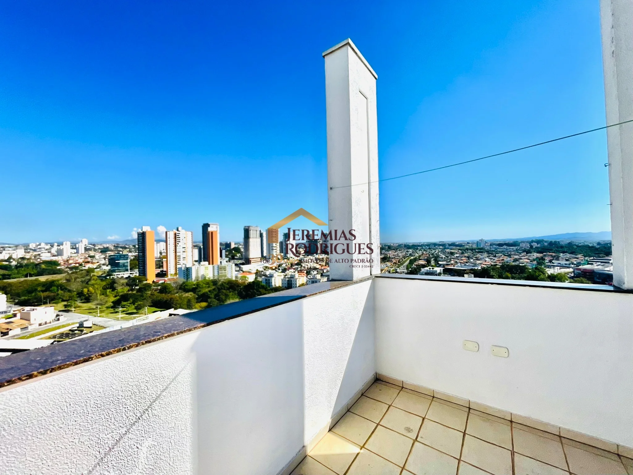 Cobertura Duplex semimobiliada para locação no Edifício Village Towers em Taubaté/SP.