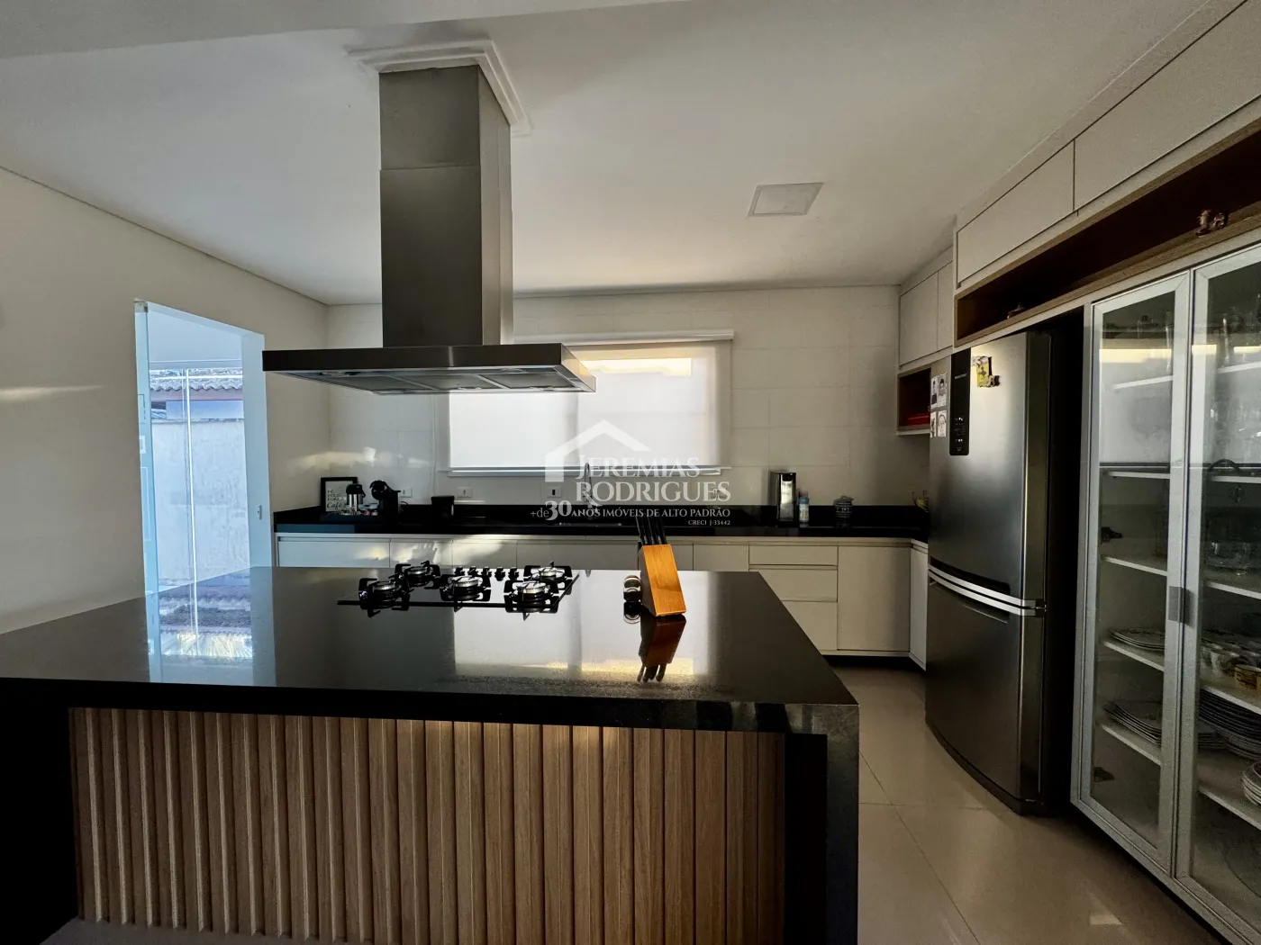 Casa à venda com 3 suítes no Condomínio Reserva dos Lagos em Pindamonhangaba/SP.