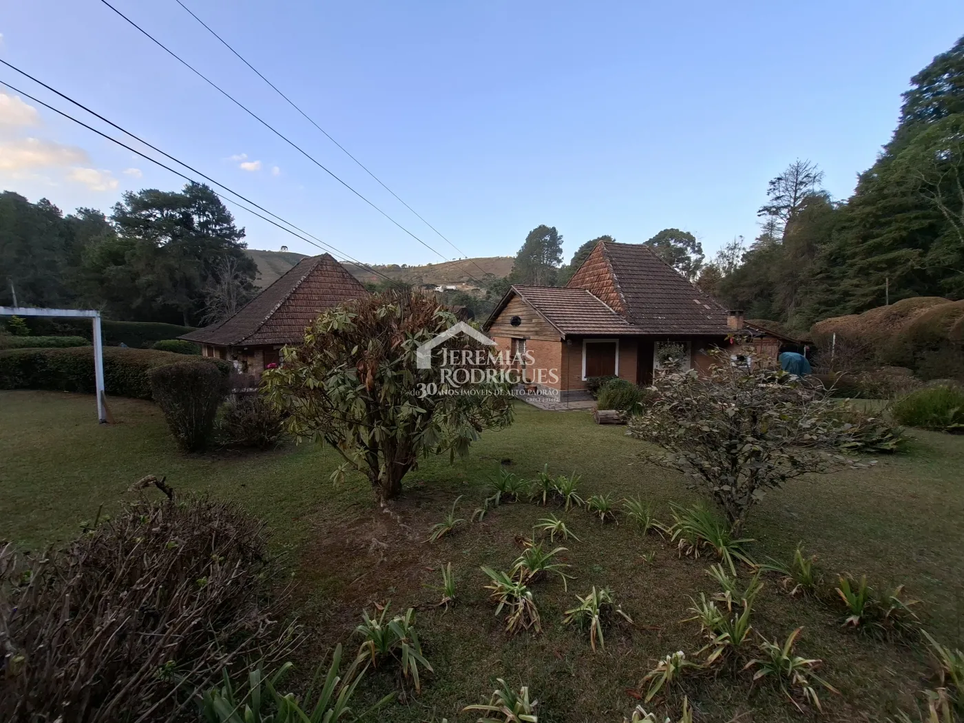 Casa à venda com 2 dormitórios no Condomínio Petiti Village em Campos do Jordão/SP.