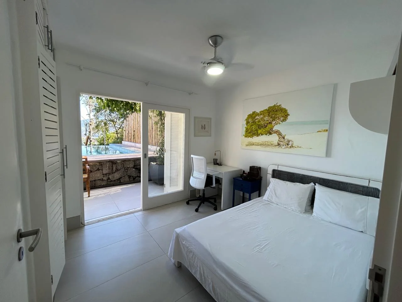 Casa á venda com 4 dormitórios no Condomínio Alto da Praia Vermelha em Ubatuba/SP.