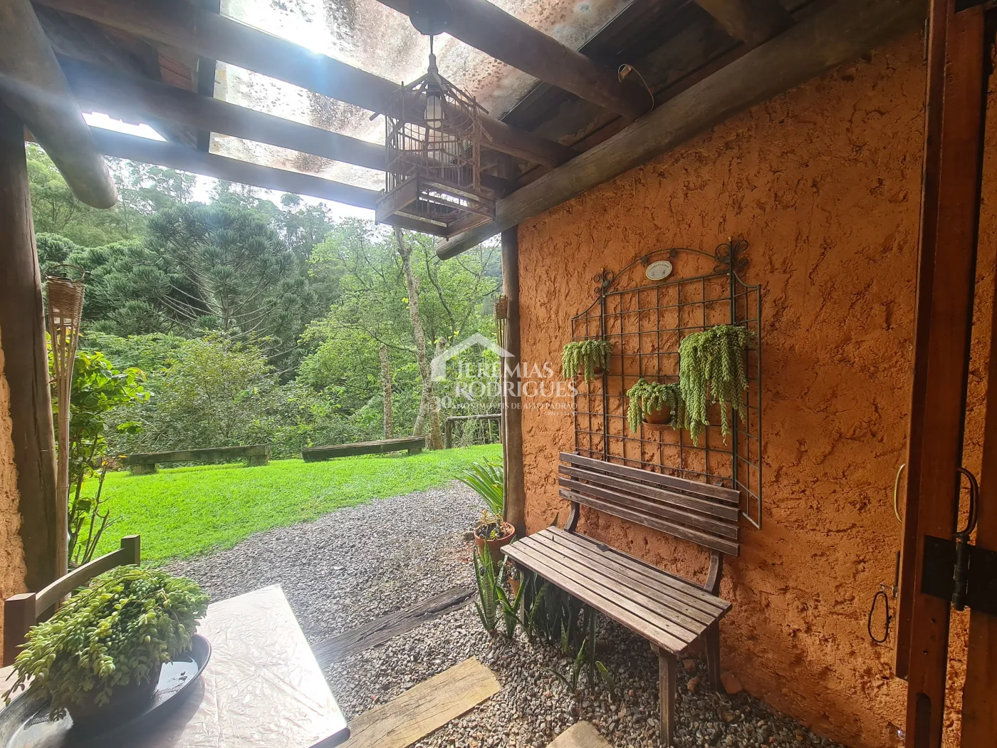 Chácara à venda com 400 m² no bairro Santa Cruz em Santo Antônio do Pinhal/SP.
