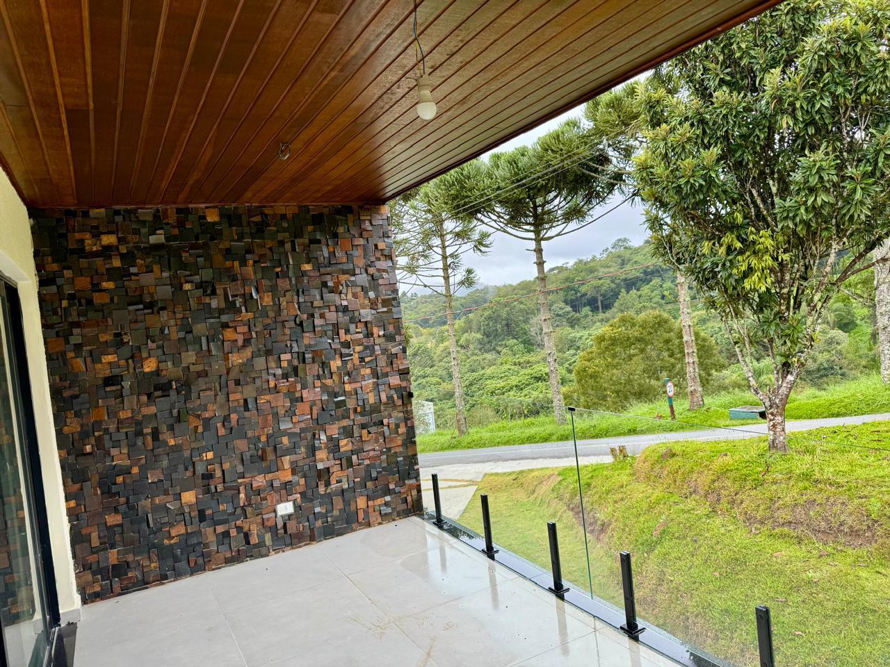 Casa à venda com 3 suítes no Condomínio Parque da Mantiqueira em Santo Antônio do Pinhal/SP.