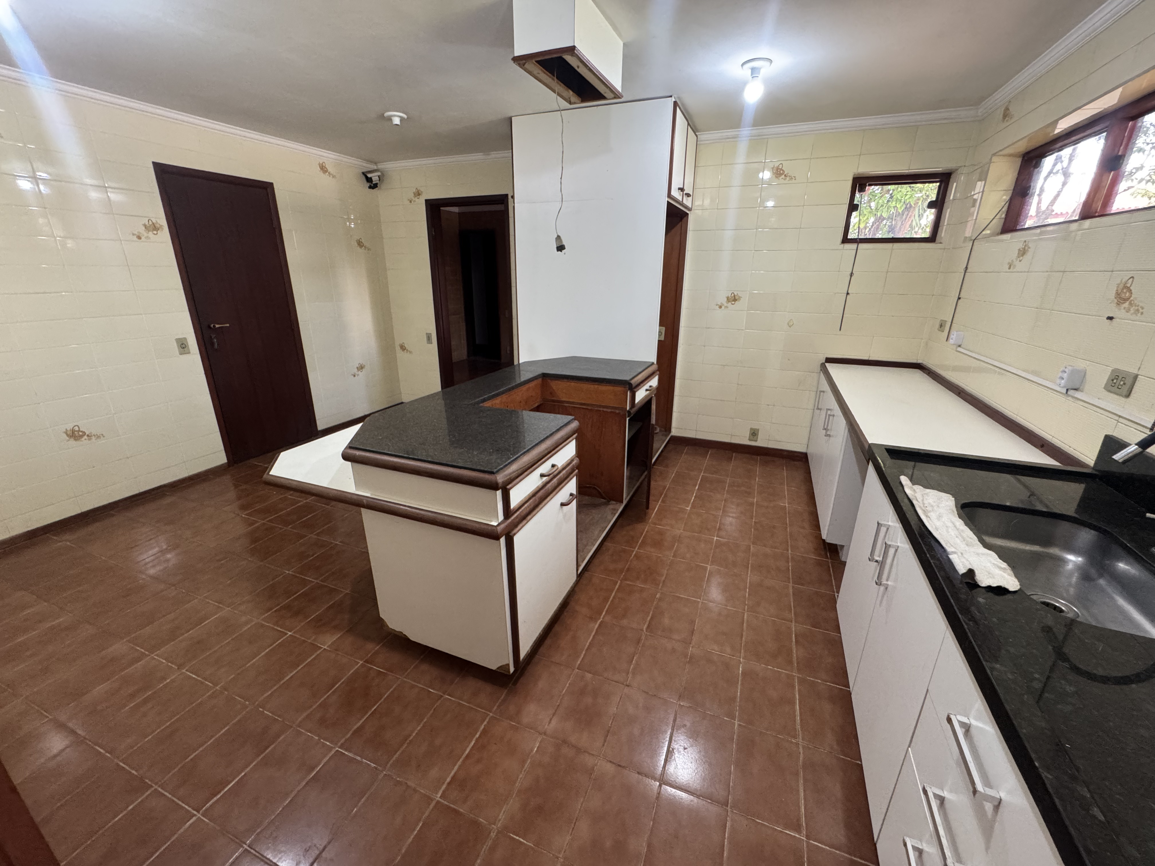 Casa à venda com 5 dormitórios no Condomínio Village Paineiras em Pindamonhangaba/SP.