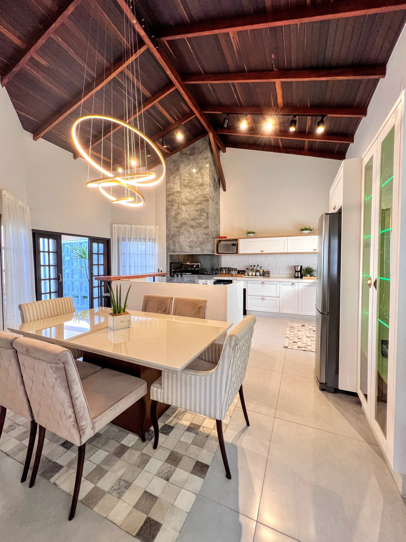 CASA MOBILIADA COM 03 SUITES NO AMIZADE