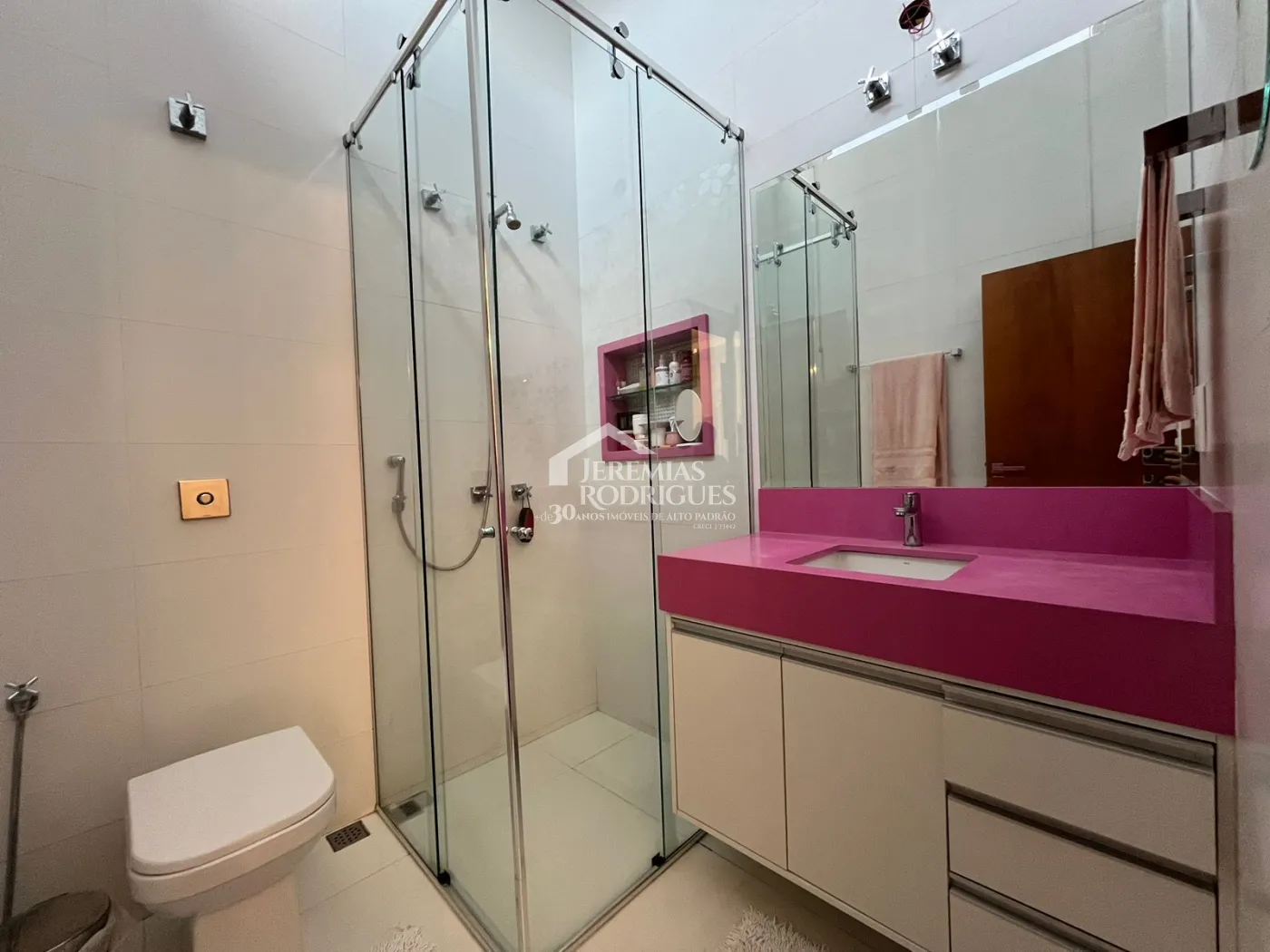 Casa assobradada à venda com 4 dormitórios no Condomínio Residencial Eldorado, em Tremembé/SP.