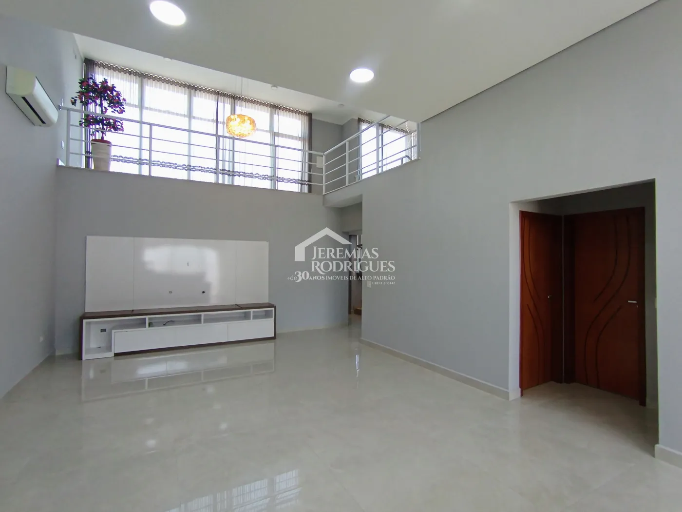 Casa para venda e locação com 3 dormitórios, no Condomínio Campos do Conde II em Tremembé/SP.