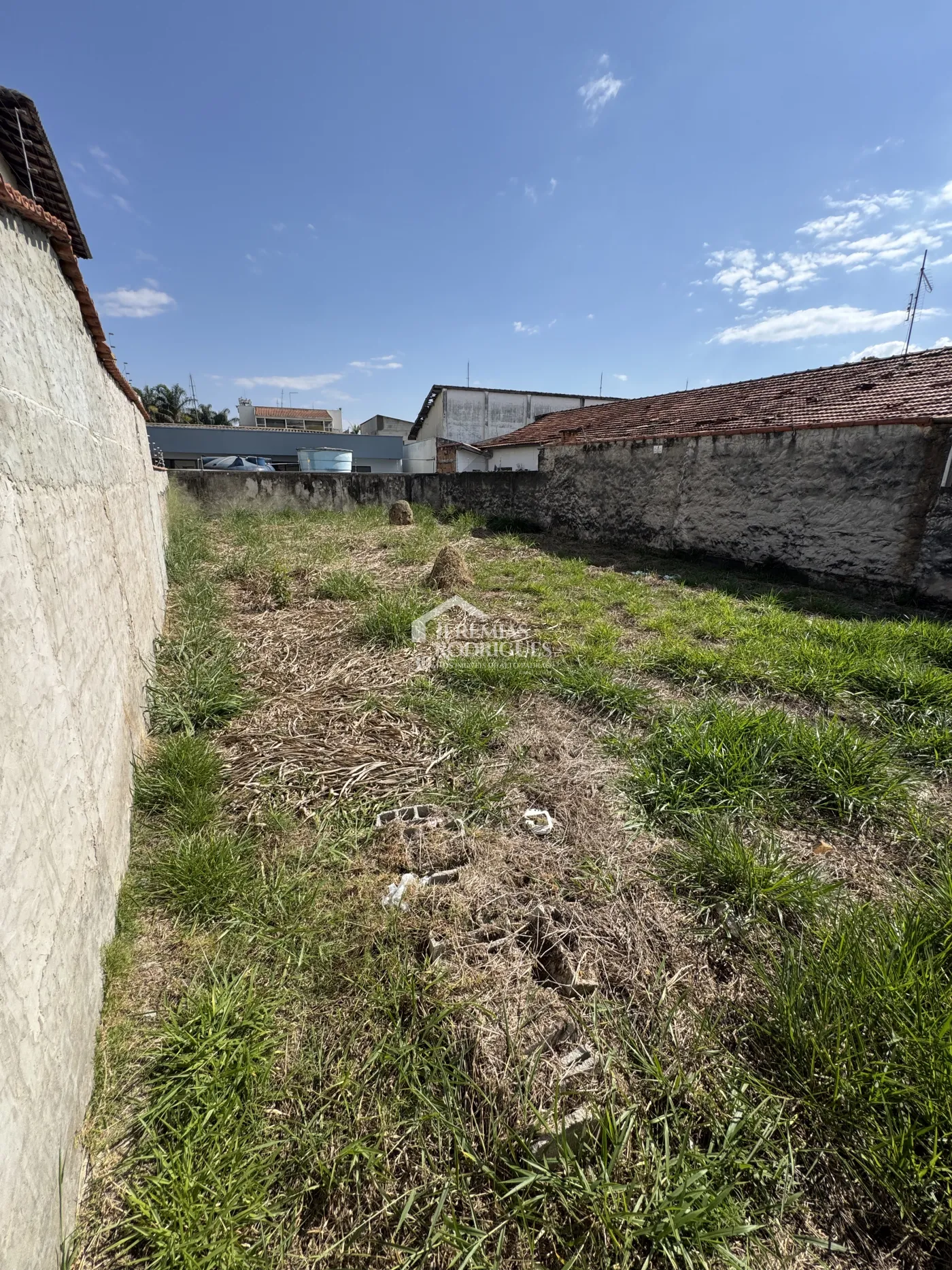 Terreno à venda com 300 m² na Vila Bourghese em Pindamonhangaba/SP.