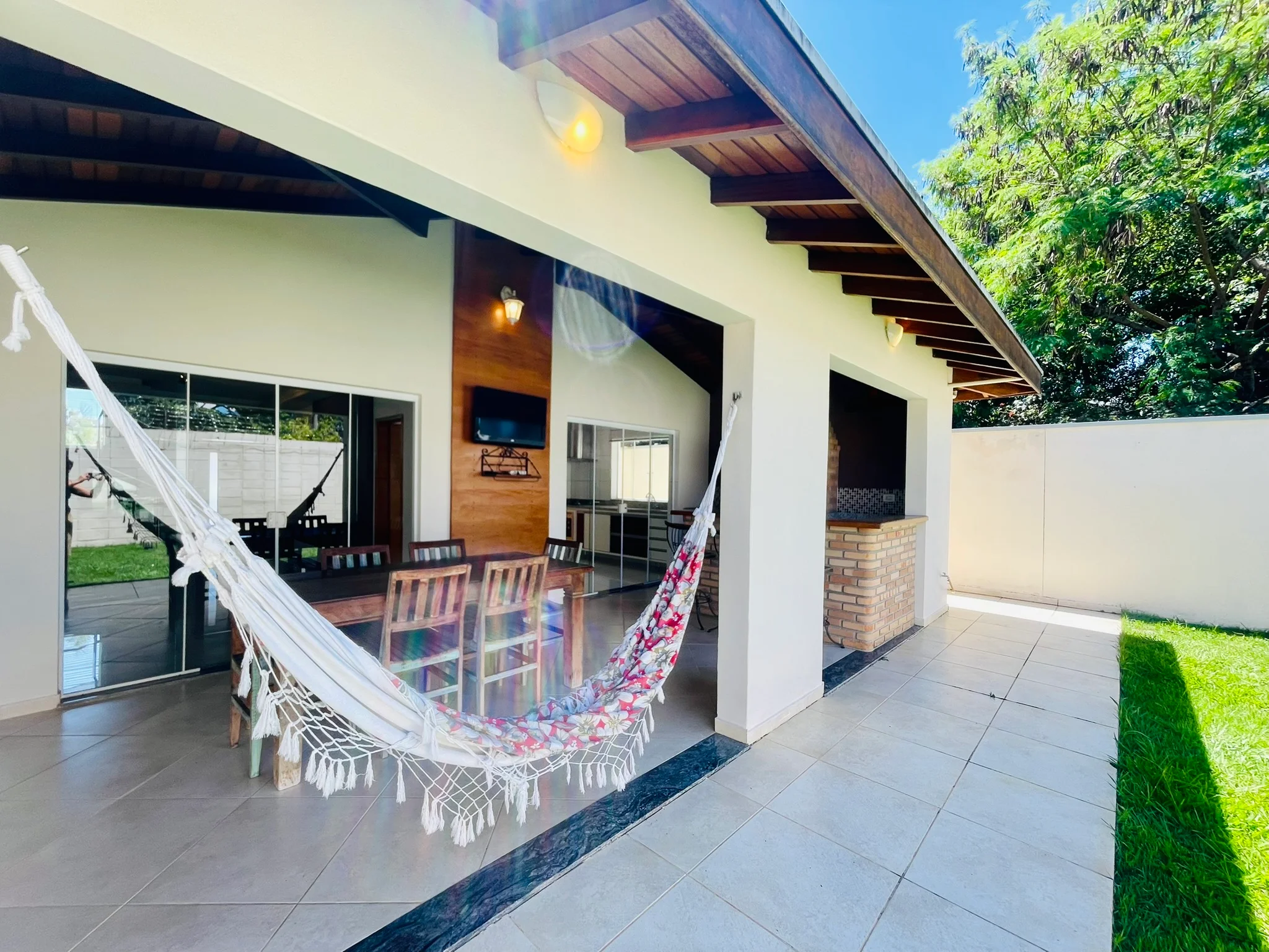 Casa à venda com 4 dormitórios no Condomínio Campos do Conde III em Tremembé/SP. 